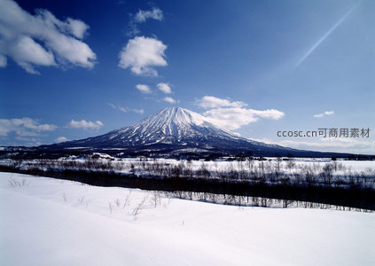 雪原旷野，远山如黛映蓝天