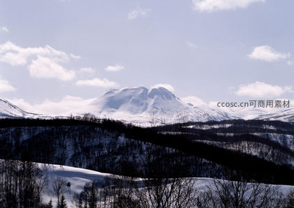 雪覆山峦，云影浮动的冬日秘境