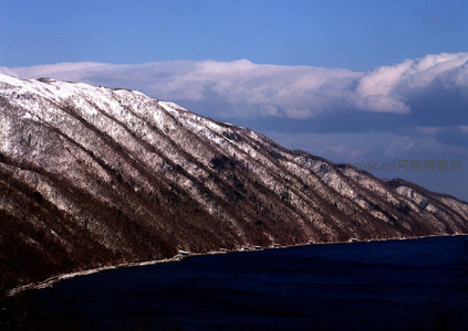 湖光山色，雪覆斜坡的静谧冬日