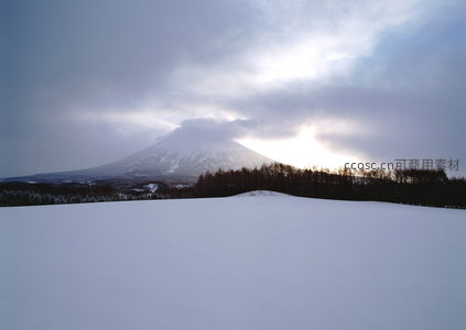 云雾缭绕雪山，雪原之上曙光初现