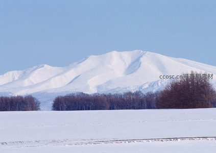 银装素裹的雪山平原，静待春归