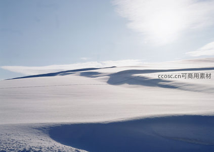 阳光洒落雪坡投下深邃阴影