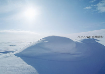 阳光下的雪丘如巨兽静卧