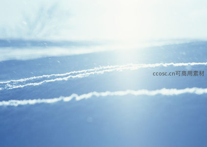 雪原之上，阳光穿透薄雾洒在洁白的雪面上