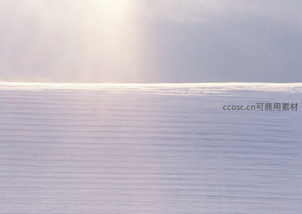 晨曦初照，雪野尽头霞光万丈穿透云层
