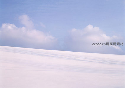雪原无垠，云影轻拂天际