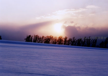 雪原日落，霞光穿透云层洒向大地