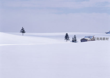 雪原孤屋，静谧冬日田园风光
