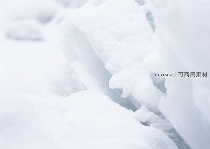 冰晶与雪堆的微距特写，展现冬日纯净之美