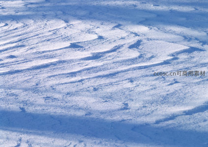雪地纹理与光影交织的冬日画卷