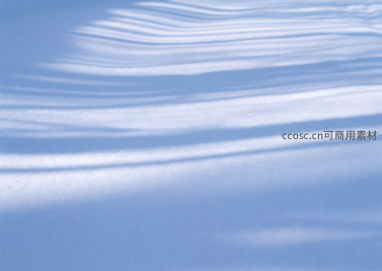 柔和蓝调雪景中的流动光影