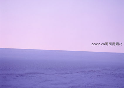 粉紫天空下的无垠雪原