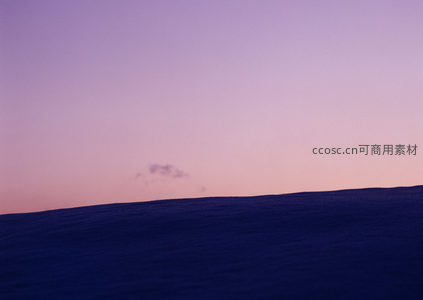 雪丘轮廓，晚霞染紫天际