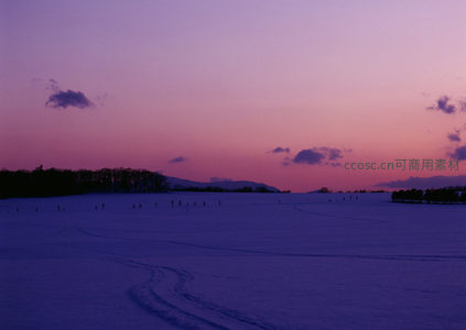 雪径蜿蜒，群影漫步夕辉