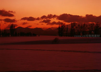雪原日落，群山剪影映霞光