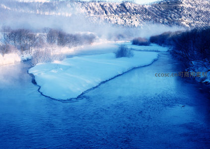 雪雾缭绕，蜿蜒河谷如画