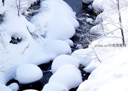 雪球点缀，溪水潺潺流淌