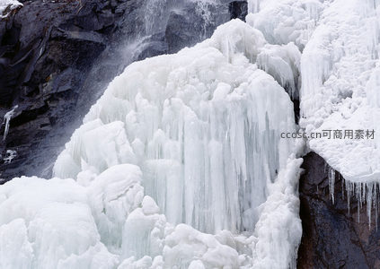 冰瀑凝固如水晶帘