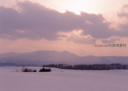 粉霞漫天映雪野，群山静卧如画卷