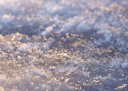 阳光洒落雪地闪亮
