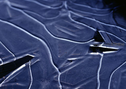 深蓝冰裂纹的微距艺术