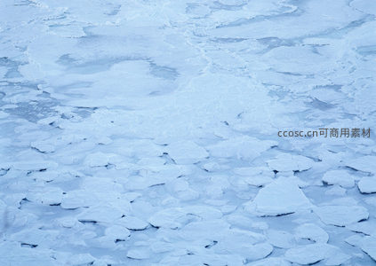 航拍视角下的冰河碎片