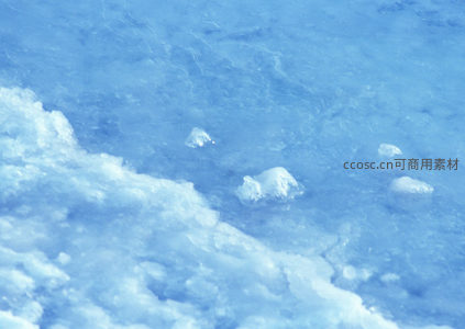 雪地上的冰晶与云影