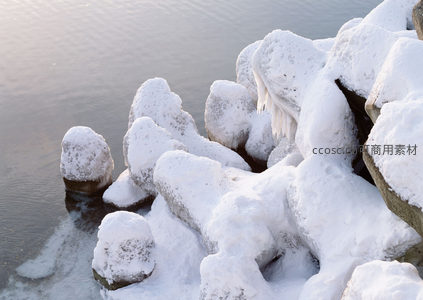 冰雪覆盖的海岸岩石与悬挂冰凌