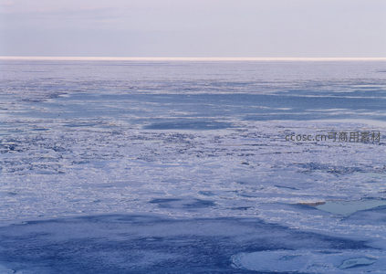 广阔冰原上漂浮的碎冰与远方地平线