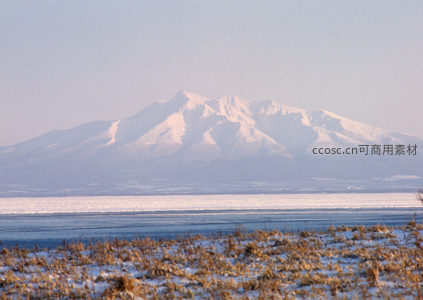 雪覆山峦映衬冰湖的静谧冬景