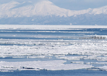 冰原浮冰点点，雪峰映衬蔚蓝