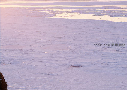 夕阳染粉冰面，温柔冬日画卷