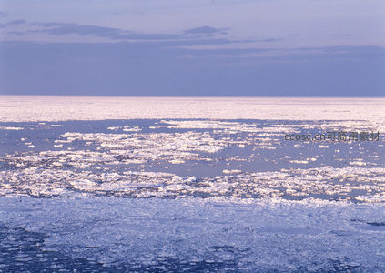 暮色冰海无垠，星点浮冰闪烁