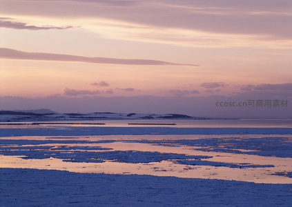 冰面夕照，霞光染雪原