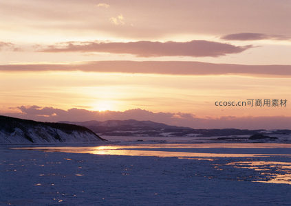 落日熔金，冰河映彩霞