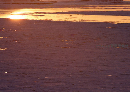 冰上金辉，微光点点如星