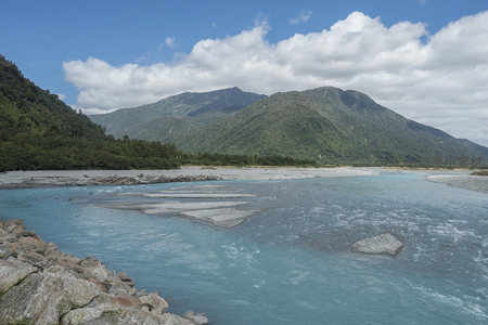 碧水穿山，激流勇进峡谷