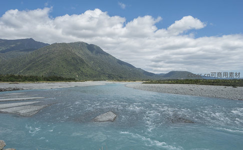 蓝河奔涌，群山环抱绿野