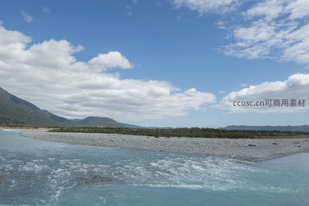 碧水蜿蜒穿石滩，青山如黛映蓝天