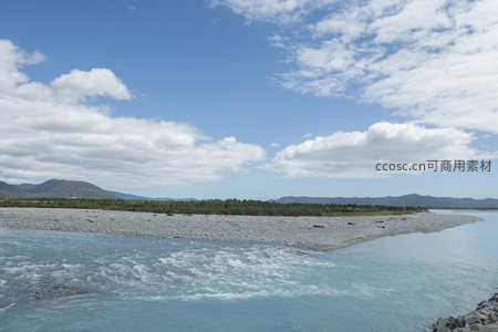 激流冲刷卵石滩，远山如画云卷舒