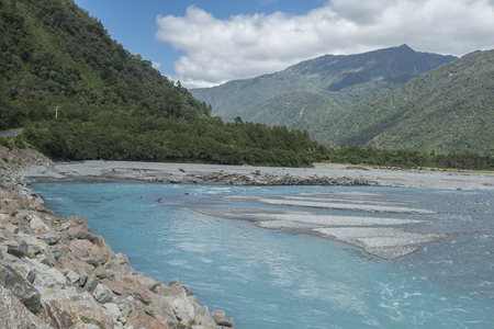 峡谷清流绕绿岸，山峦叠翠入云间