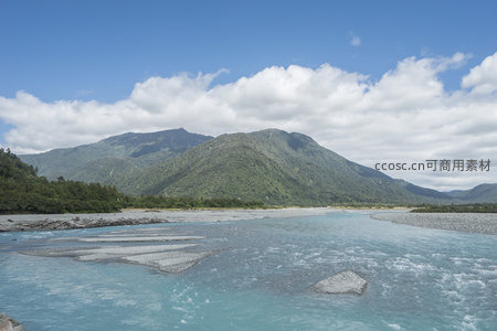 碧波荡漾映青山，云影悠悠水自流