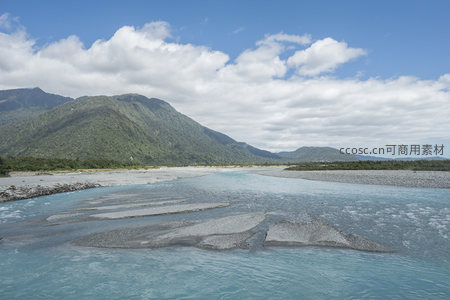 碧水蜿蜒穿行于苍翠群山之间