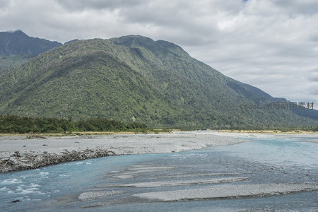云影下的青山绿水与河滩石径