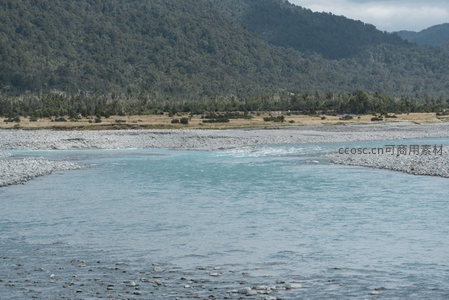 远山如黛河水清浅映天光