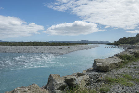 河岸巨石旁湍流奔涌向远方