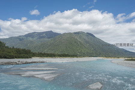 蓝天白云下山水相依的壮阔景致
