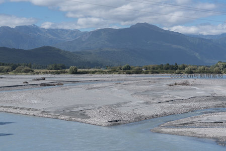 雪山脚下蜿蜒的河流与沙洲