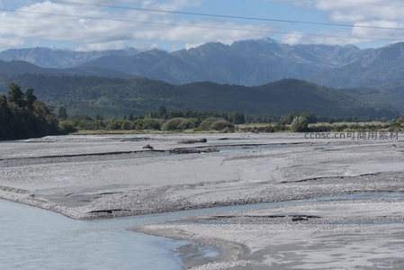 河床沙洲与远山云影相映成趣