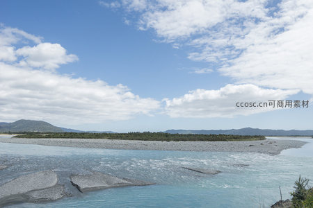 碧水蓝天下的河心岛风光